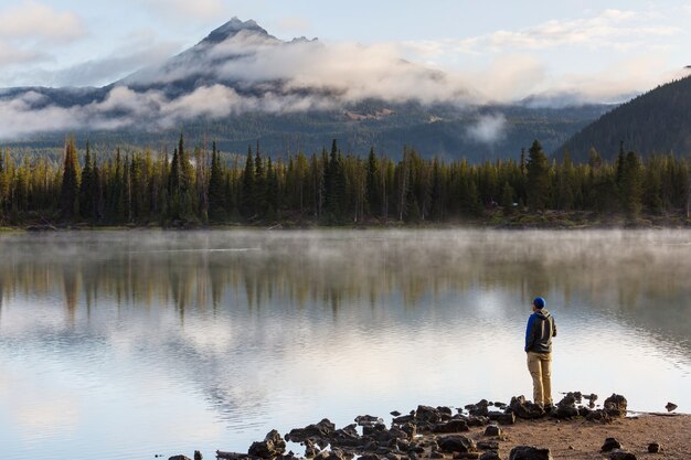 Serein beau lac dans les montagnes du matin, Oregon, USA.