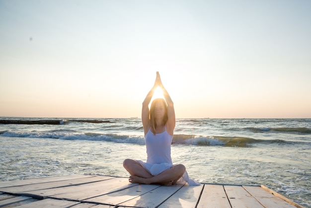 Sérénité et pratique du yoga à la mer. lever du soleil