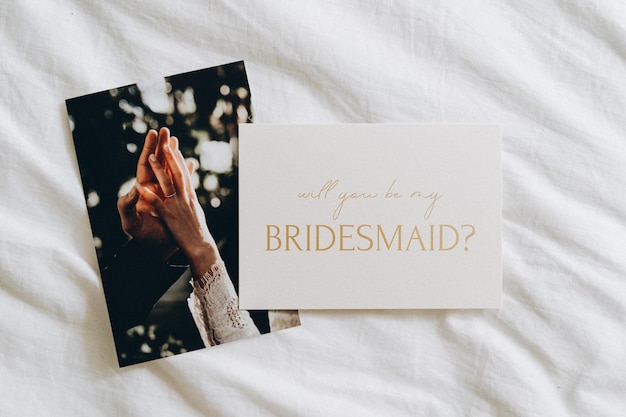 Serez-vous ma demoiselle d'honneur Carte de proposition de mariage Carte pliée minimaliste Typographie en feuille d'or