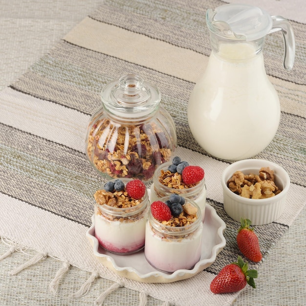 Série sur les baies de granola et le yogourt grec convenant pour une collation ou un dessert sain pour le petit-déjeuner