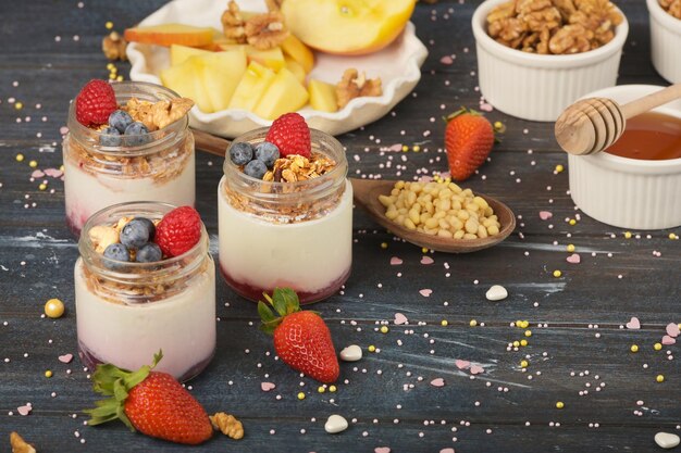 Série sur les baies de granola et le yogourt grec convenant pour une collation ou un dessert sain pour le petit-déjeuner