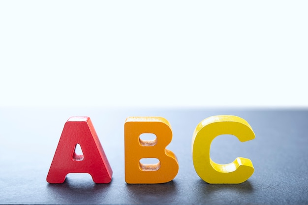 Photo une série de lettres en bois pour former un mot utile à utiliser dans les blogs ou sites web