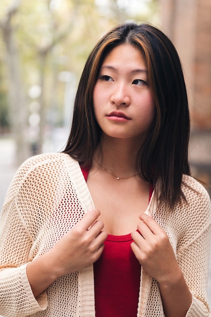 Sérieuse jeune femme asiatique regardant sur le côté