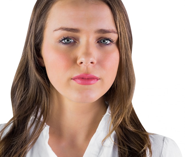 Sérieuse jeune femme en chemise blanche