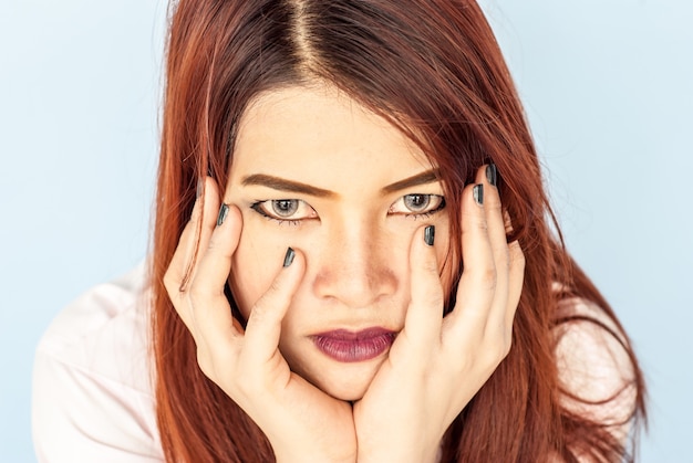 sérieuse jeune femme méditant sur quelque chose.