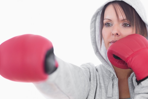 Sérieuse jeune femme en position de boxe