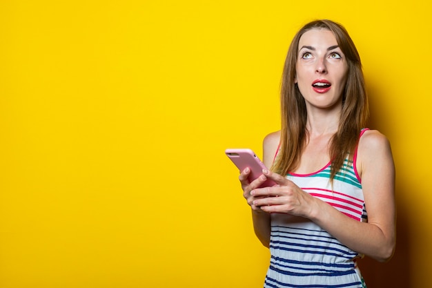 Sérieuse jeune fille avec un téléphone