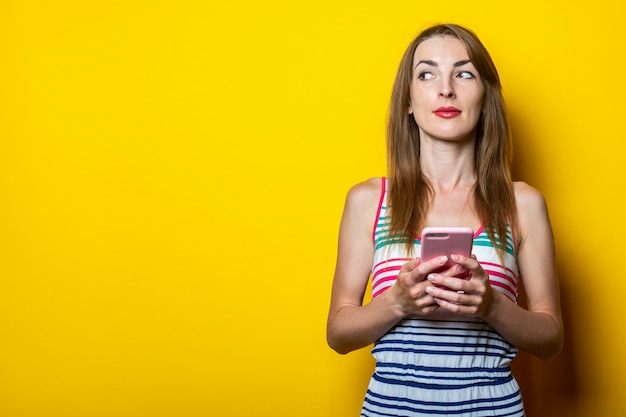 Sérieuse jeune fille avec un téléphone