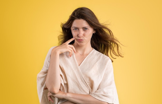 Sérieuse et pensive, jolie jeune femme caucasienne en pensée décontractée choisit