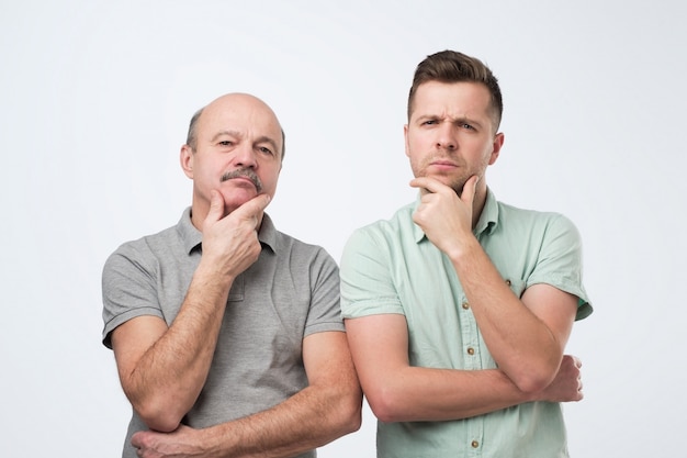 Sérieux deux hommes père et fils pensent