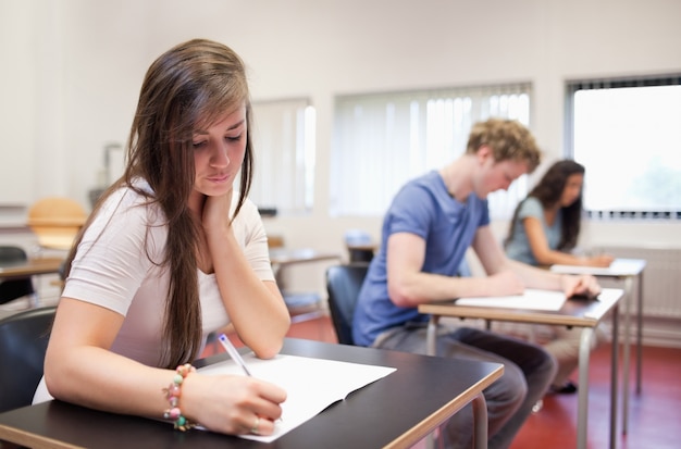 Sérieux jeunes adultes qui étudient