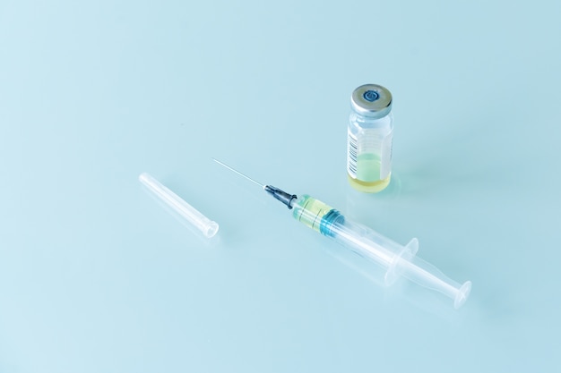 Seringue et bouteille de vaccin