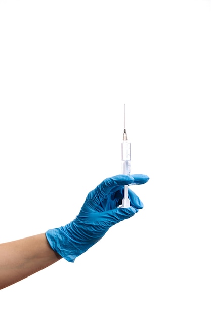 Photo seringue dans la main du médecin sur fond blanc isolé