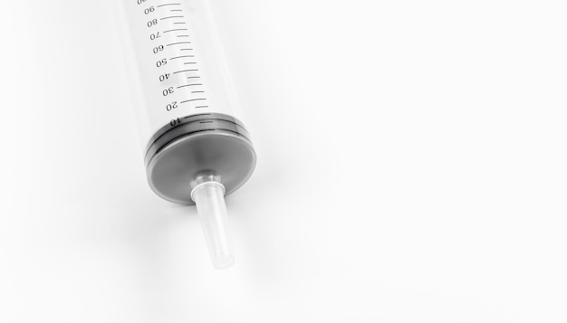 Seringue épaisse sur fond blanc. Concept de vaccin et de santé. Dépendance à la toxicomanie.