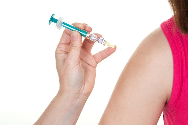 Seringue femme médecin prête pour un patient vacciné sur le bras