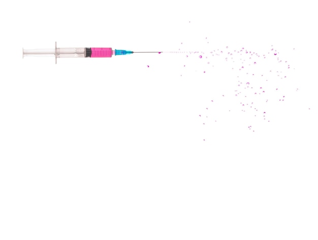 Une seringue avec des gouttes roses liquides roses est saupoudrée de la seringue isolée