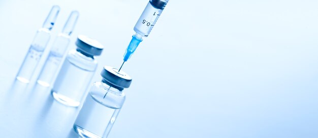 seringue médicale avec aiguille et bollte avec vaccin.