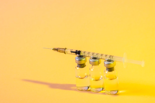 Seringue médicale de gros plan avec des vaccins