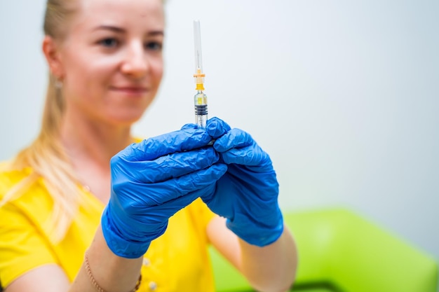 Seringue avec médicament en main pour la prévention des injections et le concept de soins de santé