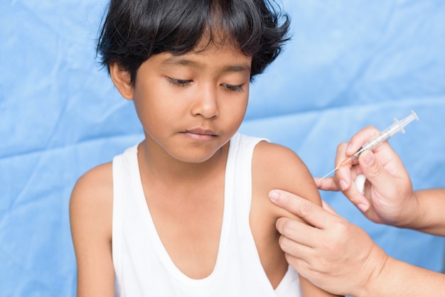 Photo seringue de mise au point sélective main tenant la seringue et le flacon pour vaccin avec ba asiat floue