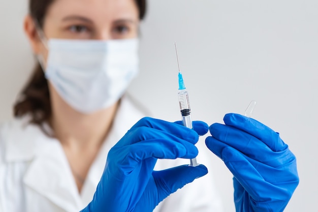 Seringue avec un vaccin dans la main d'un médecin