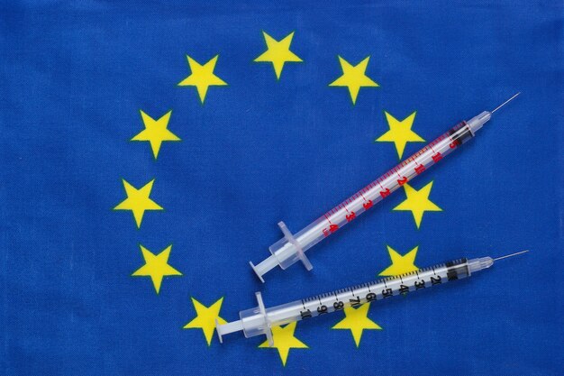 Seringues avec drapeau de l'union euro. Vaccination