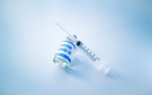 seringues avec un nouveau vaccin contre les maladies infectieuses de la grippe coronavirus covid19 Injection après la clinique