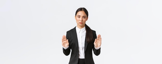 Seriouslooking mécontent asian female manager businesswoman en costume noir arrêter l'action interdire ou r