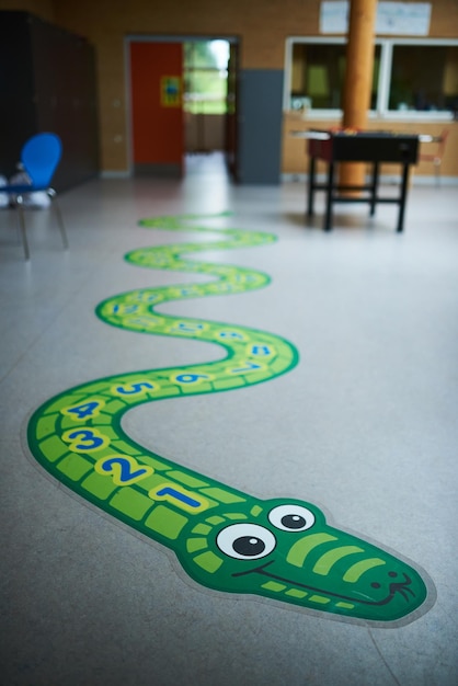 Un serpent vert amusant avec l'alphabet pour les enfants