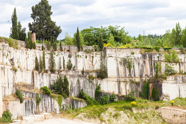 Serre di Rapolano, province de Sienne, Toscane. Industrie du marbre travertin