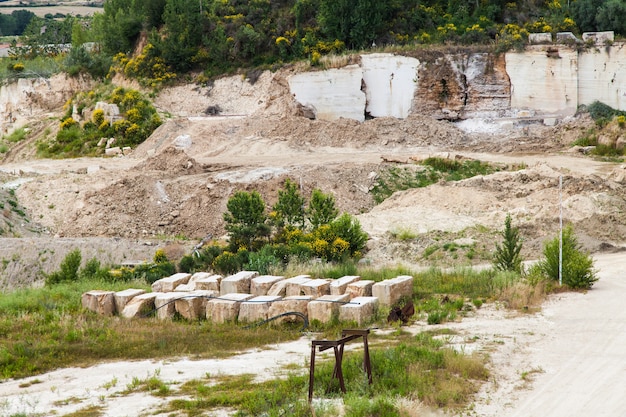 Serre di Rapolano, province de Sienne, Toscane. Industrie du marbre travertin