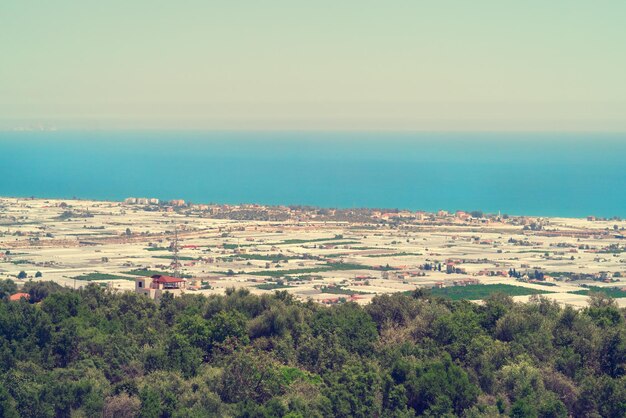 Serres dans une vallée de montagne au bord de la mer la vue de dessus