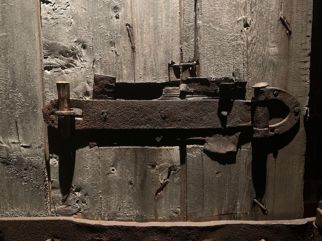 Serrure antique sur une vieille porte. prison vieille porte avec un verrou