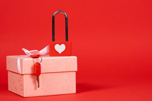 Serrure à carte Saint-Valentin avec clés sur une boîte cadeau