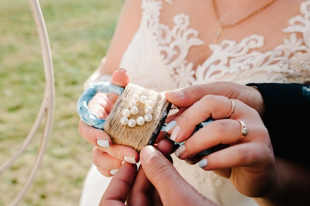 La Serrure à Clés Entre Les Mains Du Marié Et De La Mariée, Cadeau Romantique En Forme De Cœur Entre Les Mains D'un Couple Charmant.