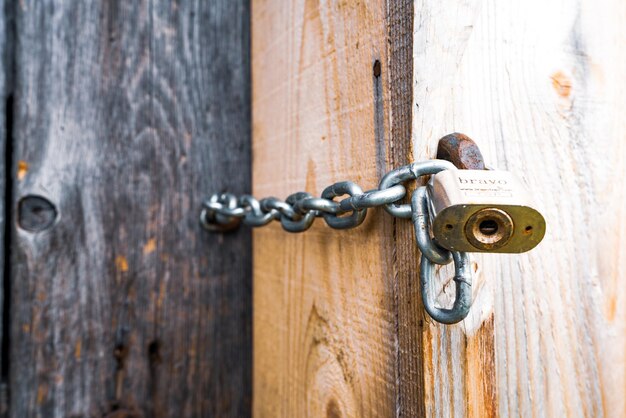 Serrure de fer sur une porte fermée dans une vieille maison