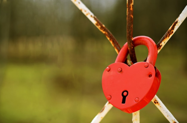 Photo la serrure en forme de coeur rouge tient le lien de mariage par les traditions de mariage russes