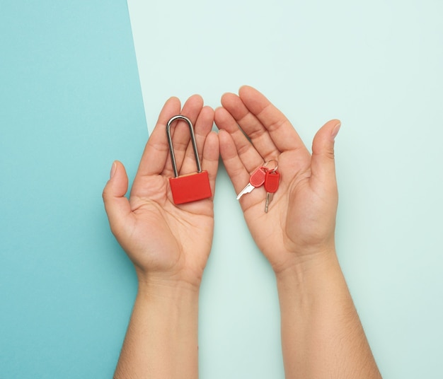 Serrure en métal avec clés en mains féminines