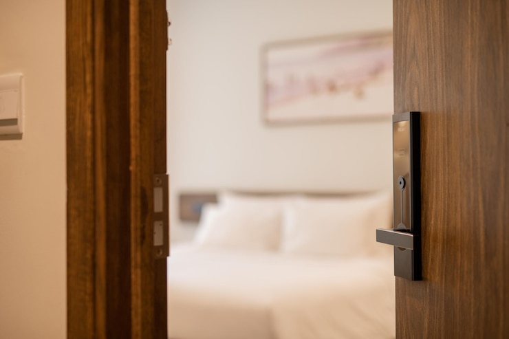 Photo serrure de porte numérique sur porte en bois moderne pour la protection et la sécurité de la maison