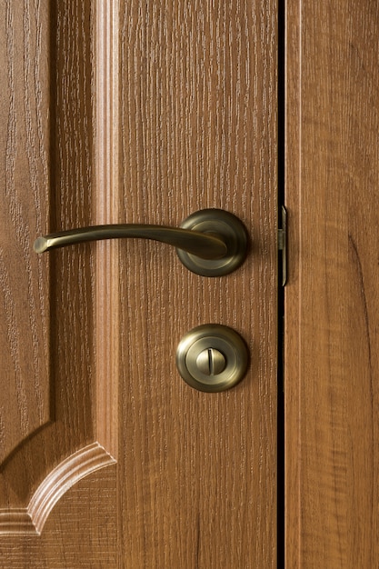 Serrure de porte et poignée de porte sur la porte en bois