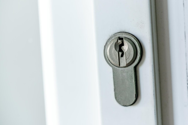 Serrure de porte sur une porte blanche Gros plan de trou de serrure Protection de la propriété de sécurité à domicile