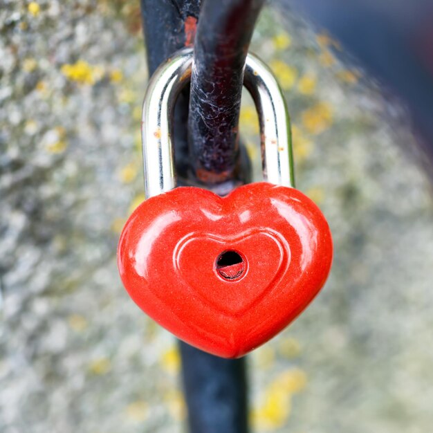 Serrure rouge cadenas coeur d'amour