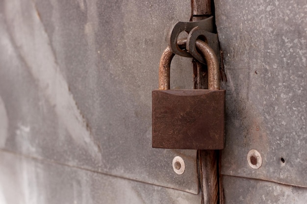 Serrure rouillée brune sur les portes en métal