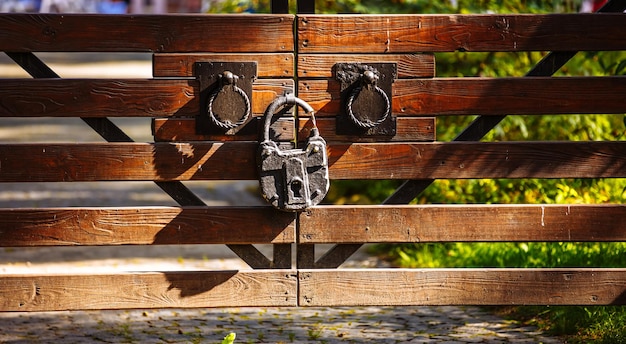 Serrure vintage sur la porte des planches de bois Portes dans la forêt