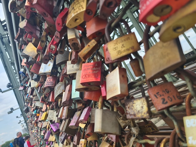 Des serrures d'amour sont accrochées à un pont.