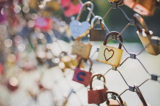 Serrures colorées d'amour sur un pont