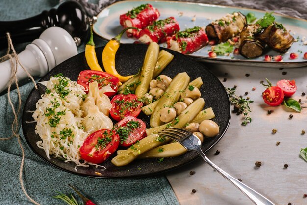 Sertie de tomates, choux, champignons, concombres sur le fond en bois