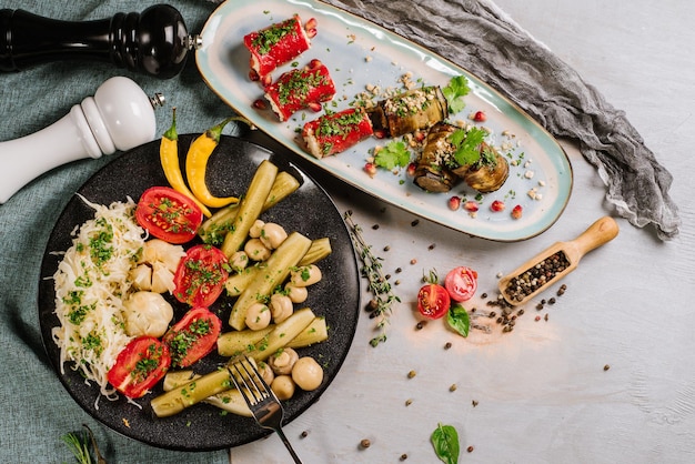 Sertie de tomates, choux, champignons, concombres sur le fond en bois