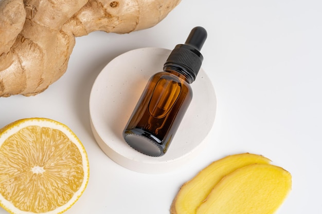 Serum à base d'huile d'extrait de gingembre et de citron pour la santé sur des podiums blancs Bouteille de modèle de produit de marketing