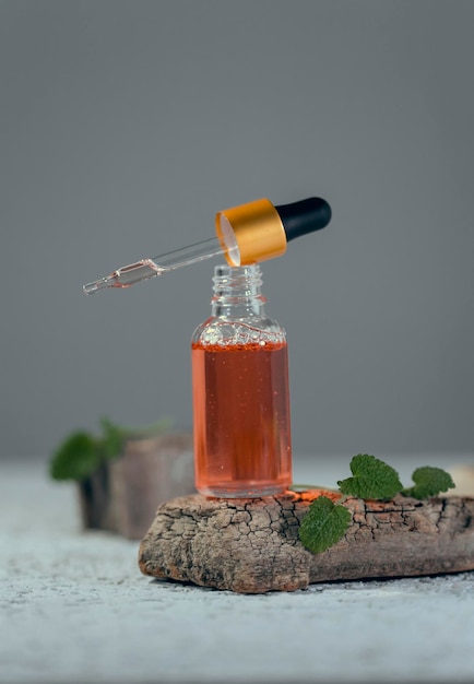 Sérum dans une bouteille en verre avec une pipette. Huile essentielle pour le soin de la peau des femmes.